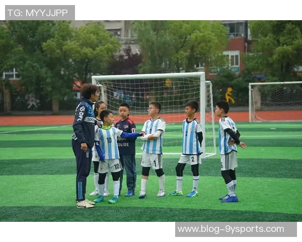 足球向上踢的魅力与技巧探讨如何提升球员的技术水平与比赛表现