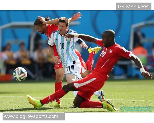 足球进球瞬间的温暖拥抱与团队精神的完美交融 足球进球瞬间的温暖拥抱与团队精神的完美交融